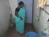 desi- south indian aunty bathi